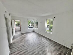 555 NE 70th St in Miami, FL - Foto de edificio - Building Photo