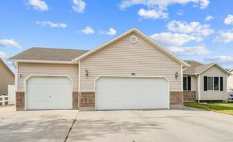 361 E 1520 N in Tooele, UT - Building Photo