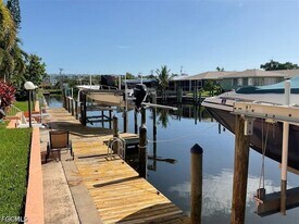 4919 Victoria Dr, Unit 4 in Cape Coral, FL - Building Photo