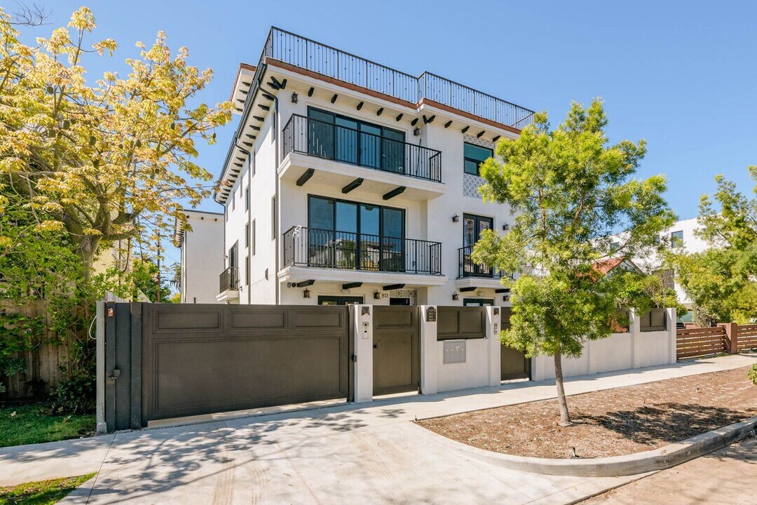 813 1/2 North June Street in Los Angeles, CA - Building Photo