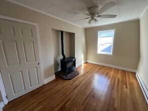 48 Bank St, Unit 2 in North Attleboro, MA - Foto de edificio - Building Photo