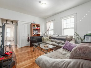 99 2nd St, Unit 1 in Medford, MA - Foto de edificio - Building Photo