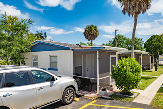 40 Willis Rd in North Fort Myers, FL - Building Photo - Building Photo