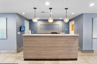 100 Cutter Mill Rd in Great Neck, NY - Foto de edificio - Building Photo