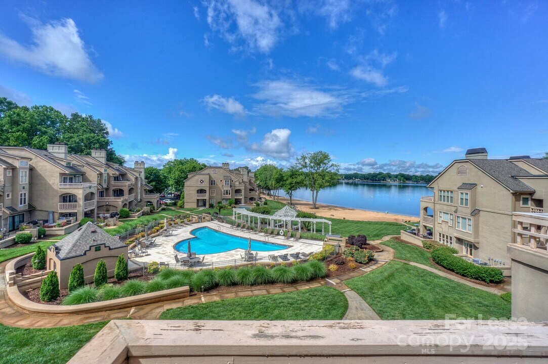 642 Portside Dr in Davidson, NC - Building Photo