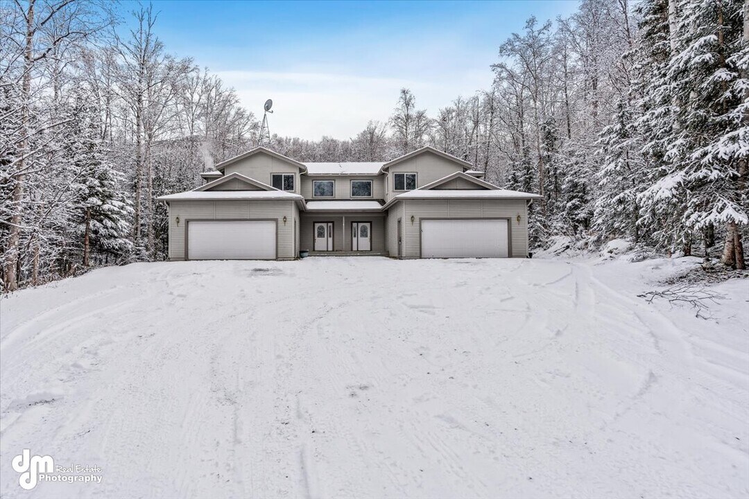 14033 Knob Hill Dr in Eagle River, AK - Building Photo