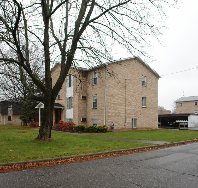 1998 Mathews Rd in Youngstown, OH - Foto de edificio