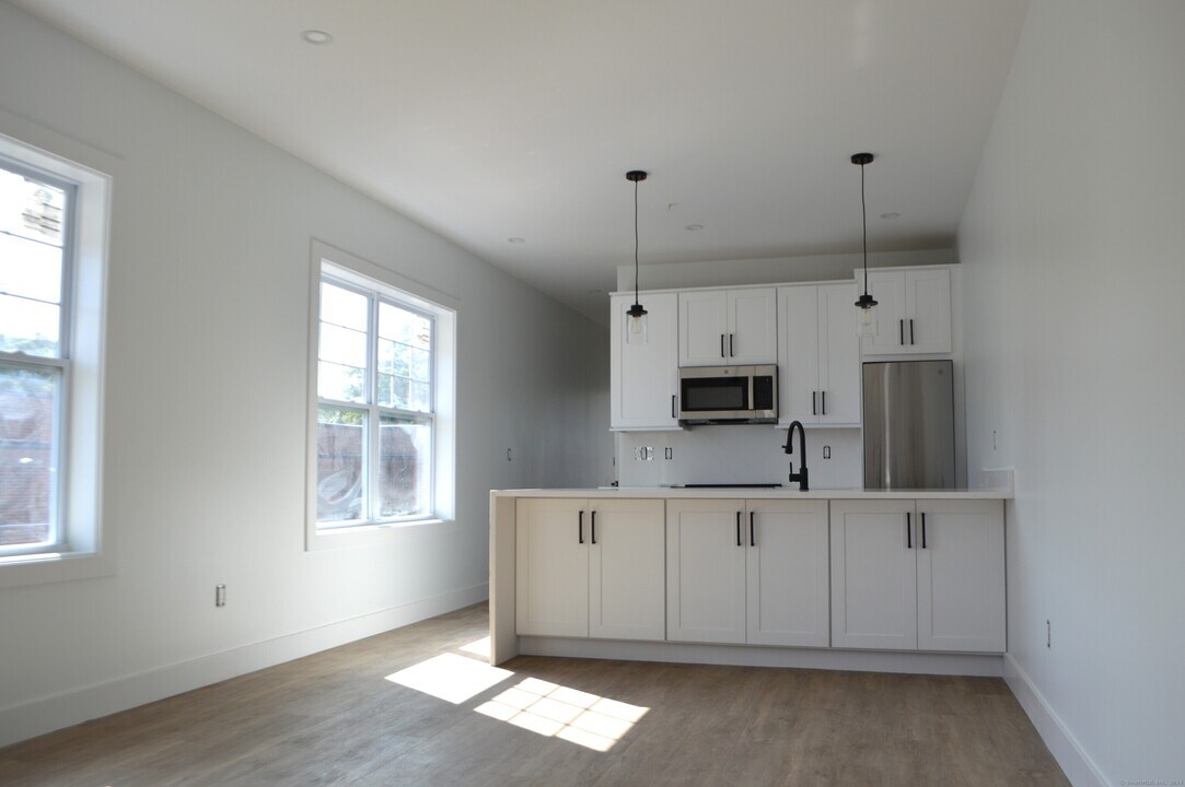 25 Church St in New Milford, CT - Building Photo