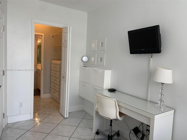 1544 Washington Ave in Miami Beach, FL - Building Photo - Building Photo