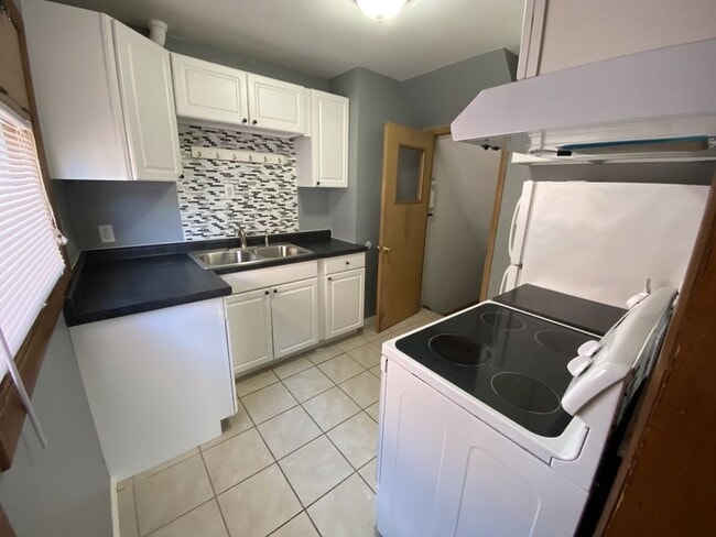 3025 N Frederick Ave, Unit #2 Back in Milwaukee, WI - Foto de edificio - Building Photo