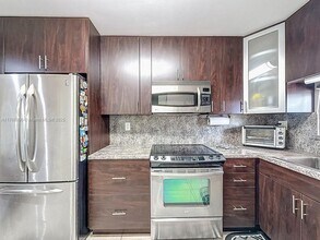 9411 N Hollybrook Lake Dr in Pembroke Pines, FL - Building Photo - Building Photo