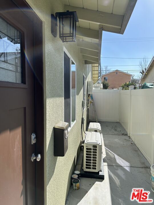 23954 Hartland St in Los Angeles, CA - Building Photo - Building Photo