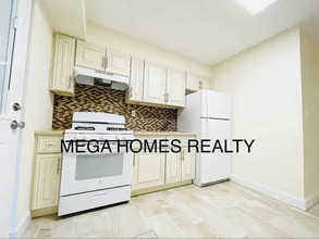 2136 47th St, Unit 1 in Astoria, NY - Building Photo - Building Photo