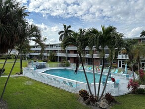141 NE 10th Ave in Hallandale Beach, FL - Foto de edificio - Building Photo