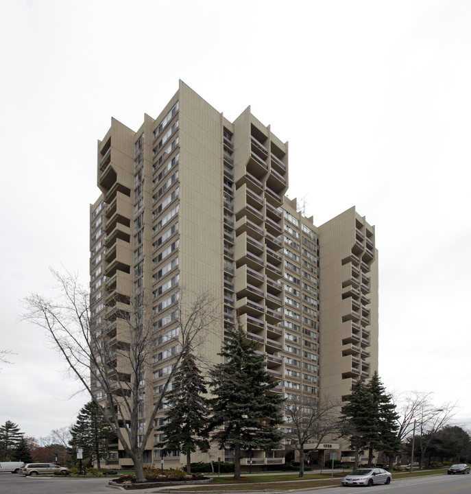 1359 White Oaks Blvd in Oakville, ON - Building Photo