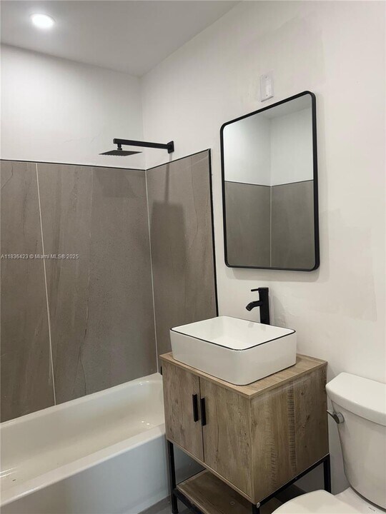 5666 Mayo St in Hollywood, FL - Building Photo