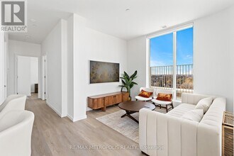 689 The Queensway in Toronto, ON - Building Photo - Building Photo