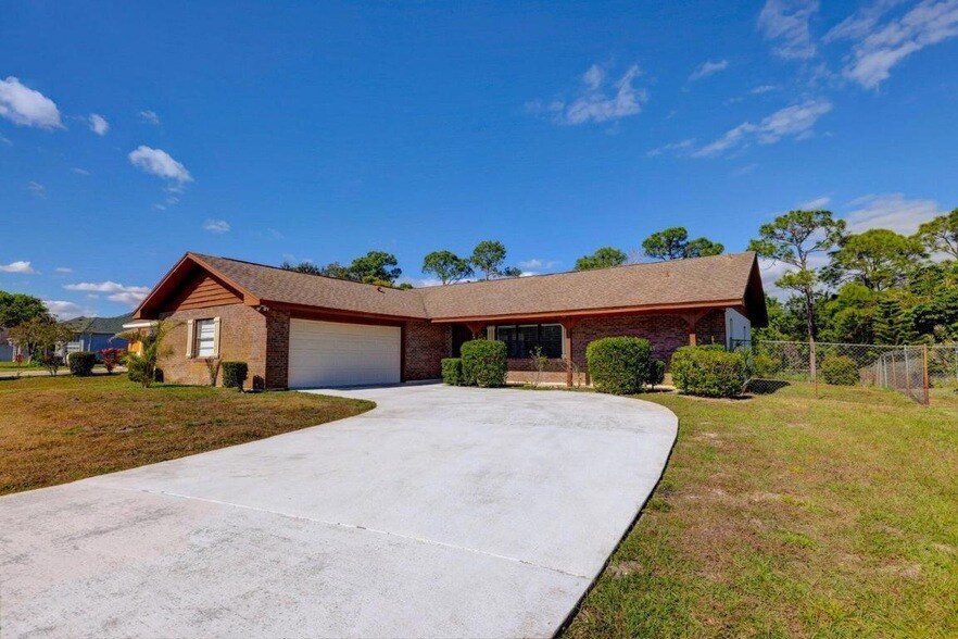 543 SE Greenway Terrace in Port St. Lucie, FL - Building Photo