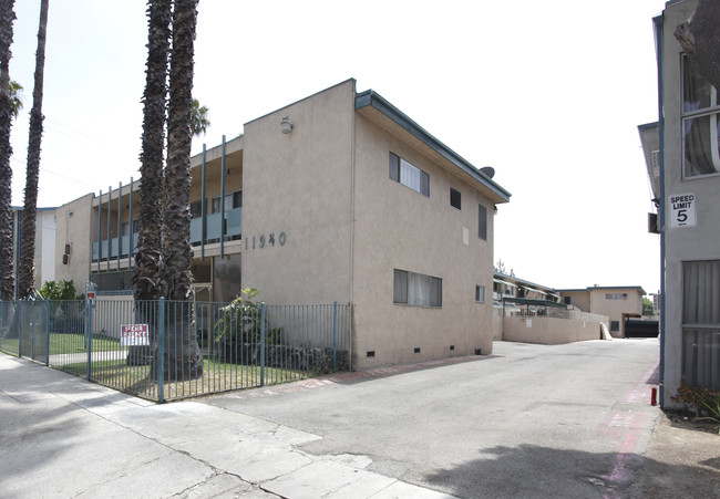 11940 Burbank Blvd in Valley Village, CA - Building Photo - Building Photo