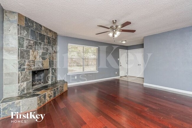7557 Folkstone Dr in Forest Hill, TX - Foto de edificio - Building Photo
