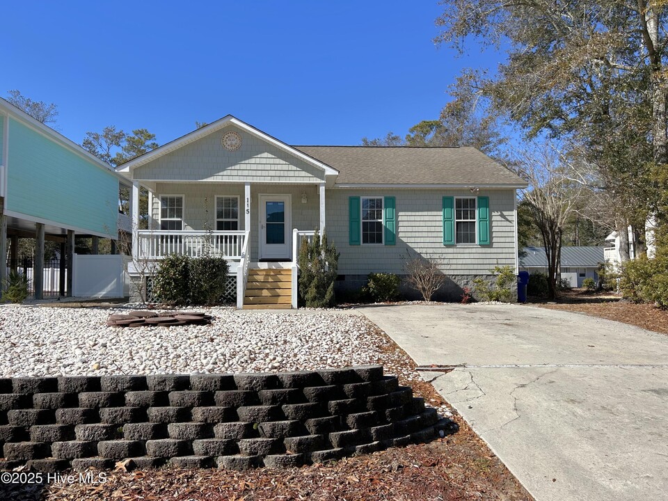 115 NW 20th St in Oak Island, NC - Building Photo