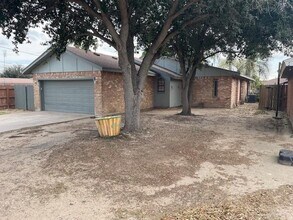 2432 Iris Ave in McAllen, TX - Building Photo - Building Photo