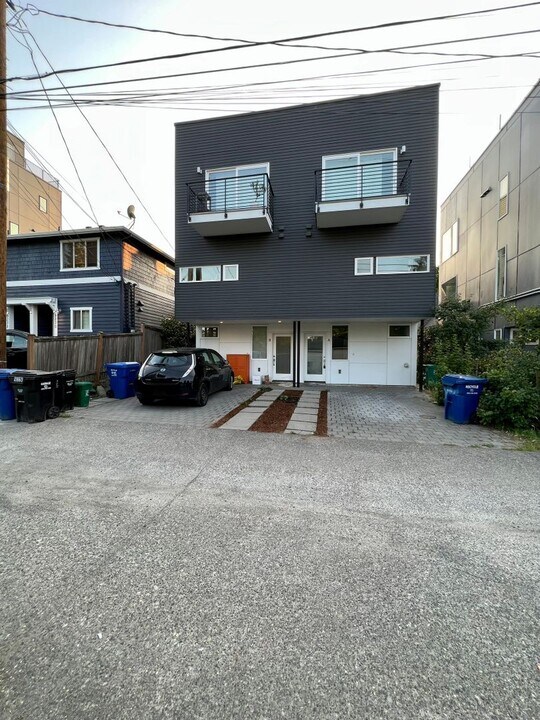 9224 35th Ave SW in Seattle, WA - Building Photo
