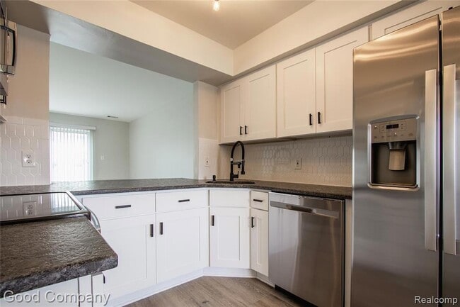 850 N Main St in Milford, MI - Foto de edificio - Building Photo