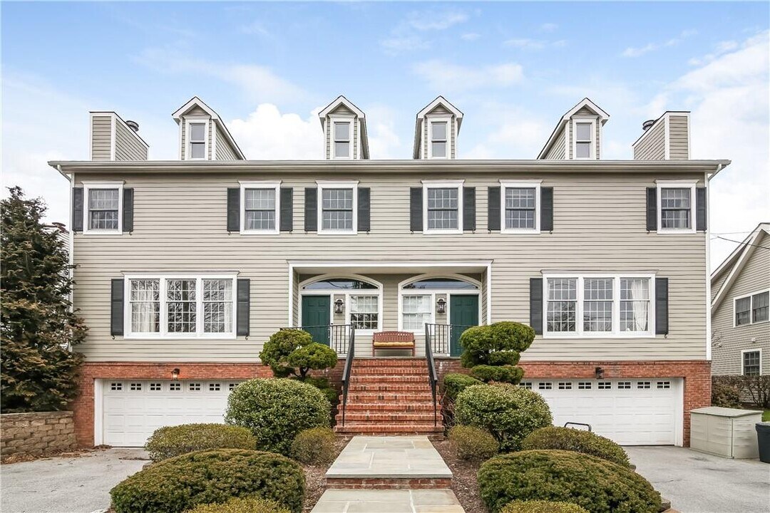 423 English Pl in Mamaroneck, NY - Building Photo