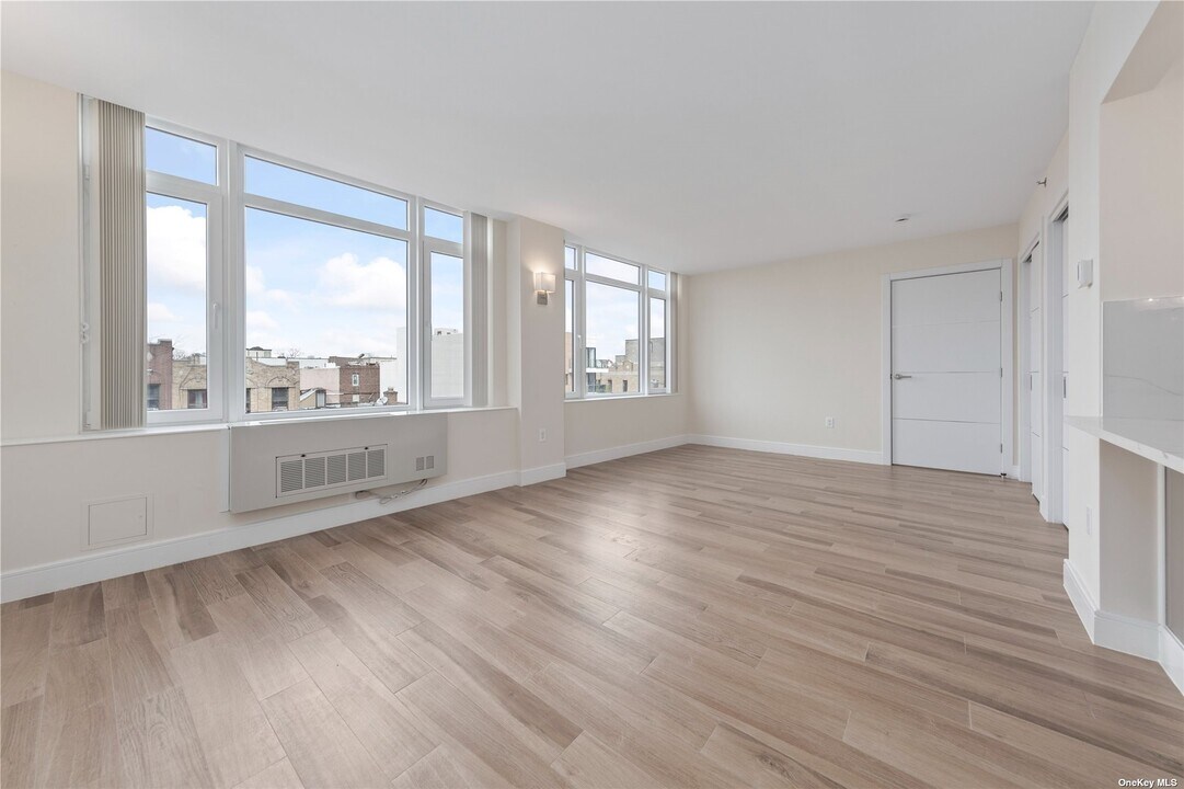 103-14 Northern Blvd, Unit 4A in Queens, NY - Building Photo