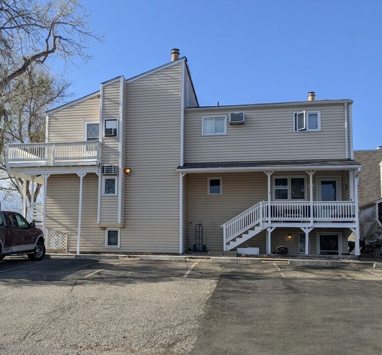 9533 W Alameda Ave in Lakewood, CO - Building Photo