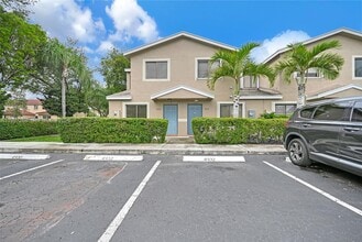4930 S University Dr in Davie, FL - Building Photo - Building Photo