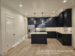 1334 N Meadowglen Ave in Meridian, ID - Building Photo - Building Photo