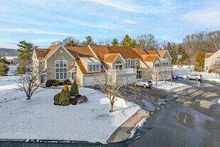 Oak Brook Estates in North Haven, CT - Building Photo