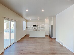 2411 E Buckskin Way in Eagle Mountain, UT - Foto de edificio - Building Photo