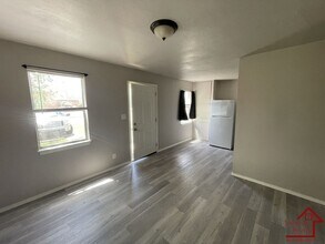 1315 SW E Ave in Lawton, OK - Foto de edificio - Building Photo