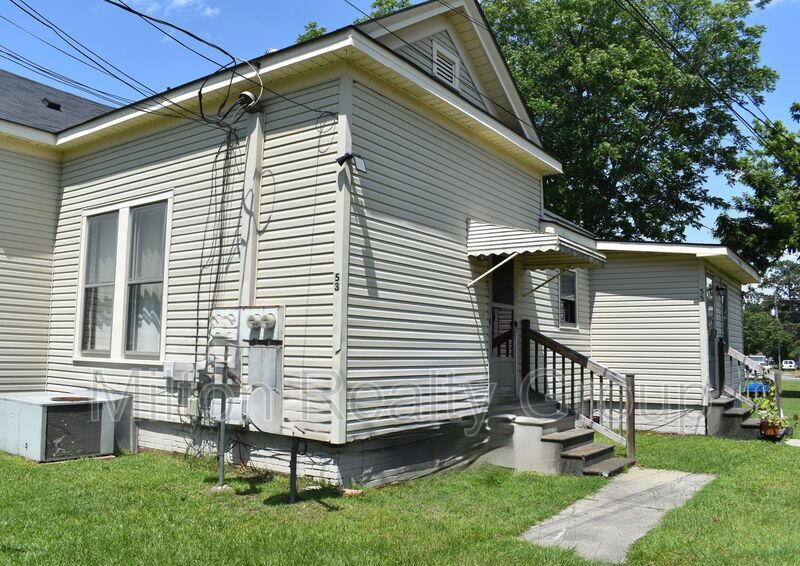 53 W Washington St in Coats, NC - Foto de edificio