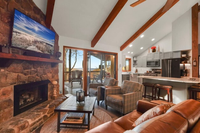 143 Tamarack Rd in Beech Mountain, NC - Foto de edificio - Building Photo
