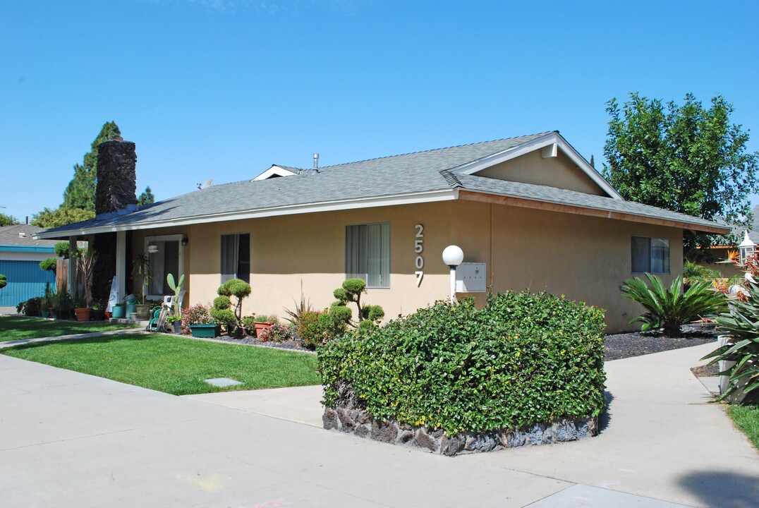 2507 E Ward Terr. in Anaheim, CA - Foto de edificio