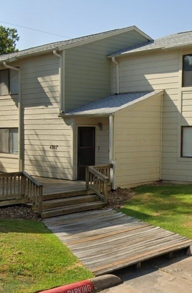 4507 Carter Creek Pkwy in Bryan, TX - Foto de edificio