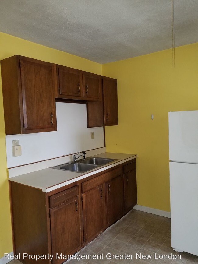 49 High St in Killingly, CT - Foto de edificio - Building Photo