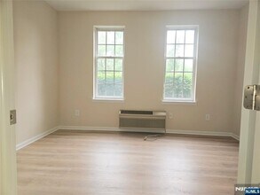 1109 Tenakill Park W in Cresskill, NJ - Building Photo - Building Photo
