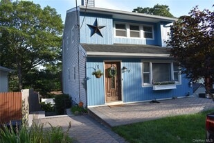 30 Willow Rd in Rocky Point, NY - Building Photo