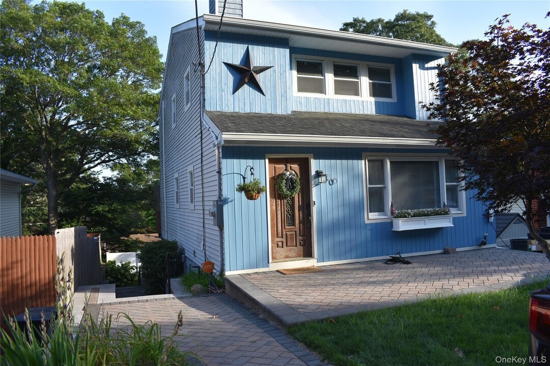 30 Willow Rd in Rocky Point, NY - Building Photo