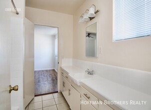 8330 Willis Ave, Unit 14 in Los Angeles, CA - Foto de edificio - Building Photo