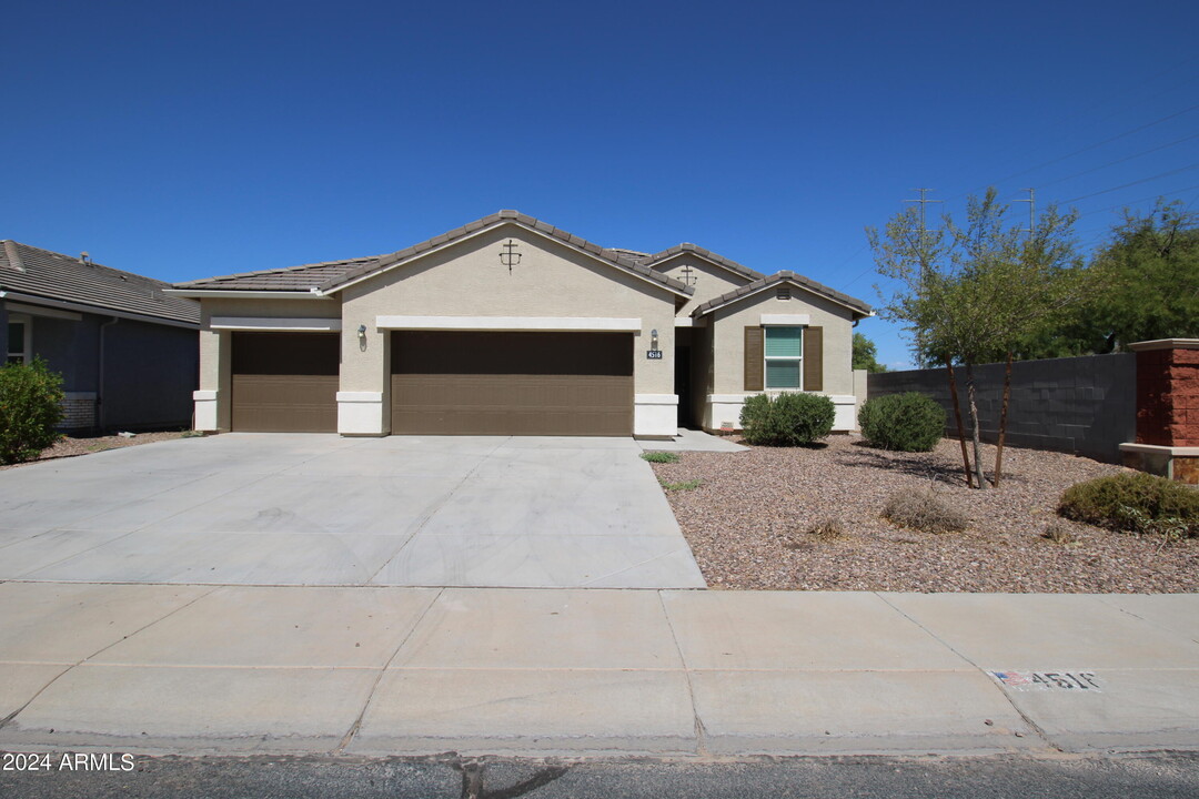 4516 W Cinnamon Ave in Coolidge, AZ - Foto de edificio