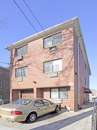 61-40 167th St in Flushing, NY - Foto de edificio - Building Photo