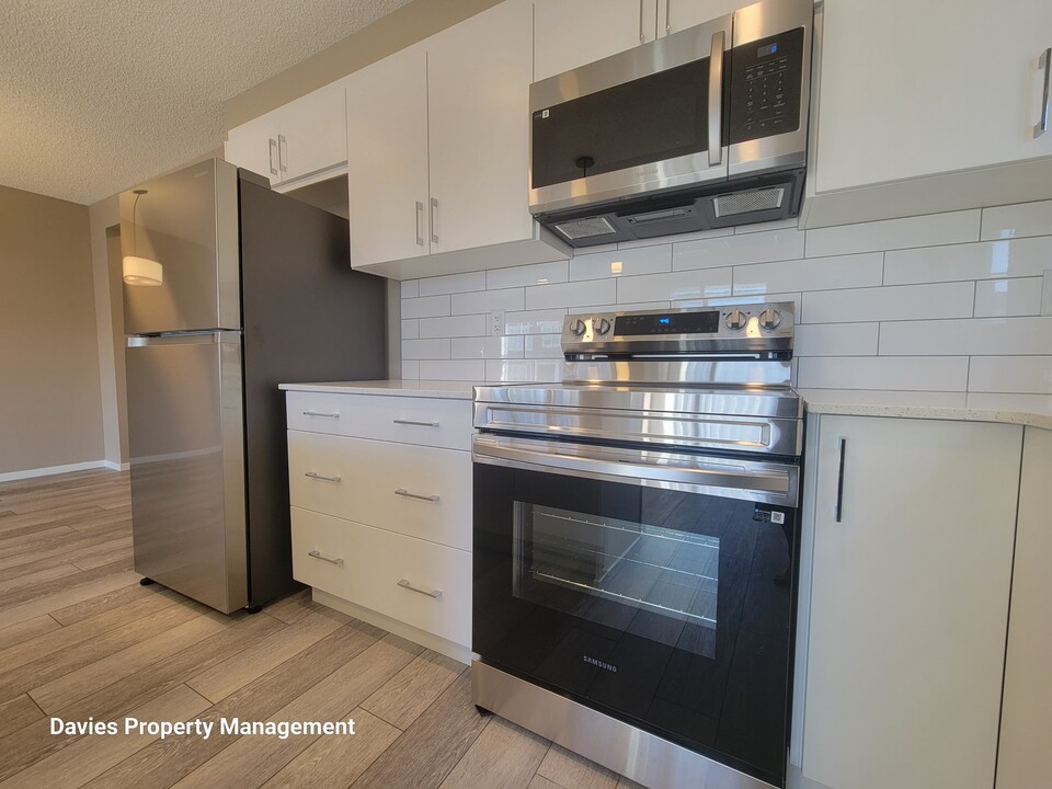 20618-2021A 21a Ave NW in Edmonton, AB - Building Photo