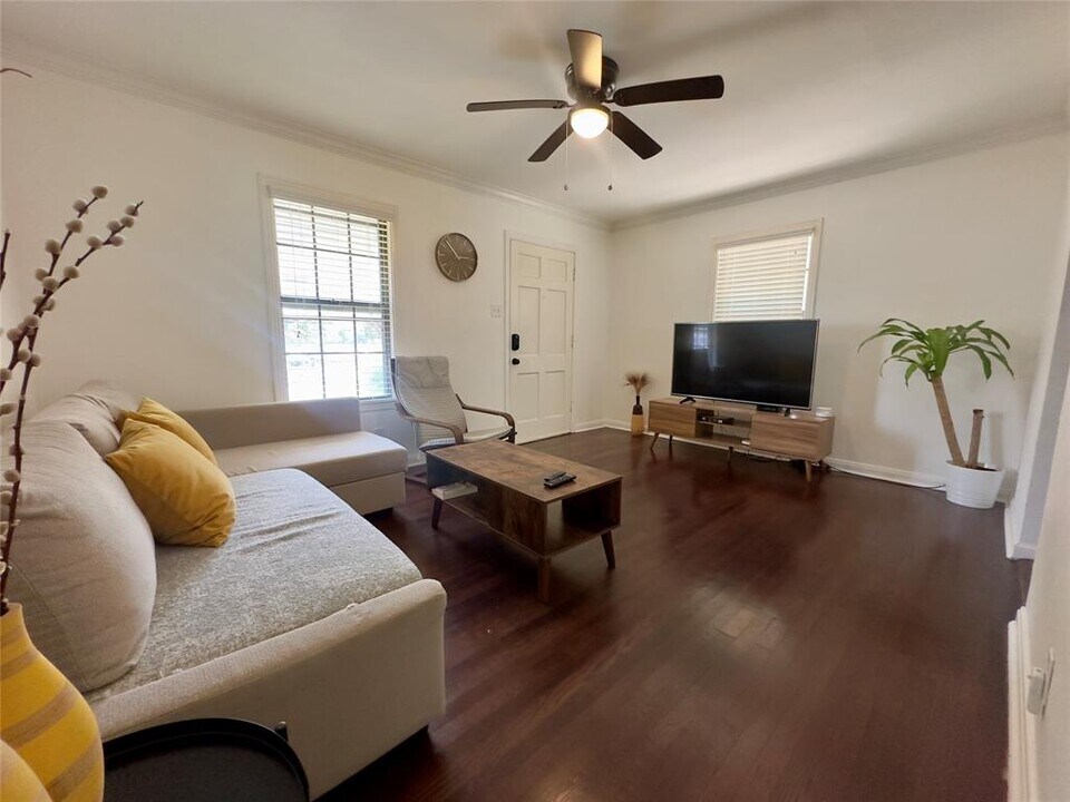 502 Denson Dr in Austin, TX - Building Photo