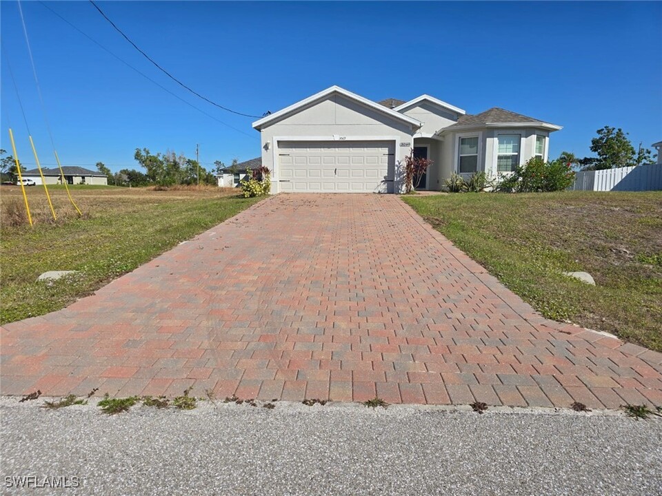 3069 NW 5th Pl in Cape Coral, FL - Foto de edificio